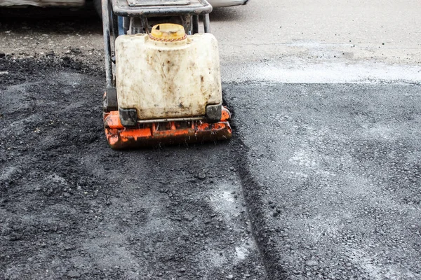 Worker Ramps Asphalt Road Mechanical Rammer Laying Road Surface Hot — Stock Photo, Image