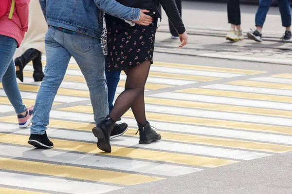 Pedestres Atravessam Rua Uma Travessia Pedestres Dia Primavera — Fotografia de Stock