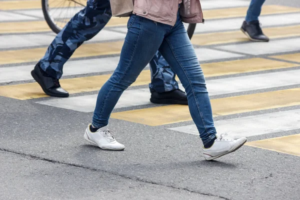 Pedoni Attraversano Strada Passaggio Pedonale Nella Giornata Primaverile — Foto Stock