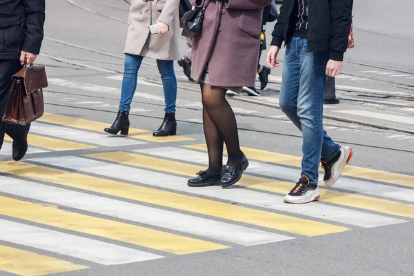 Pedoni Attraversano Strada Passaggio Pedonale Nella Giornata Primaverile — Foto Stock