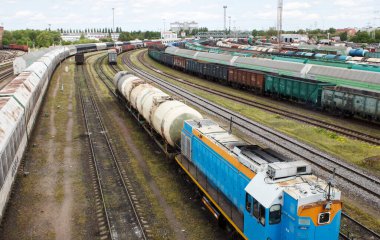 Güneşli yaz gününde büyük şehir sınıflandırma bahçesi