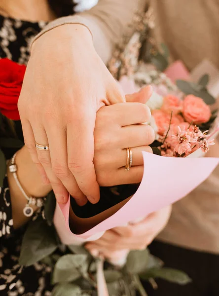 Mani Persone Appena Sposate Con Anelli Primo Piano Concetto Matrimonio — Foto Stock