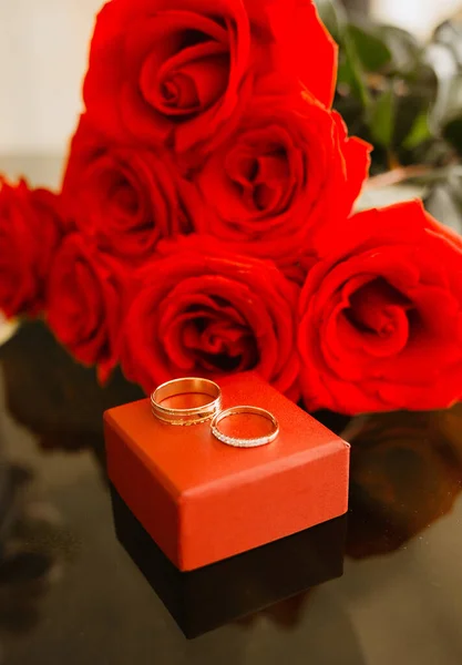 Νυφικό Μπουκέτο Από Κόκκινα Τριαντάφυλλα Δαχτυλίδια Closeup Έννοια Γάμου — Φωτογραφία Αρχείου