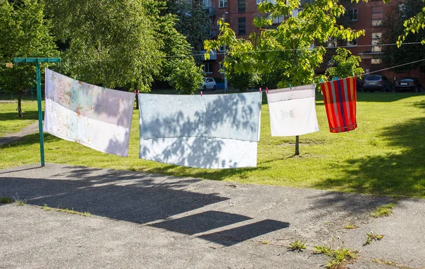 Roupa Seca Uma Corda Jarda Dia Verão Ensolarado — Fotografia de Stock