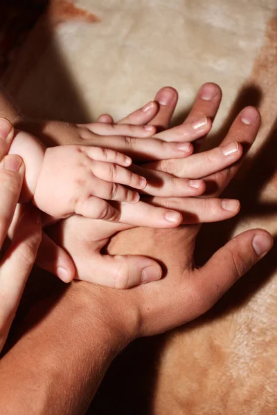 Die Hände Von Papa Mama Und Ihren Kindern Geschlossenen Räumen — Stockfoto