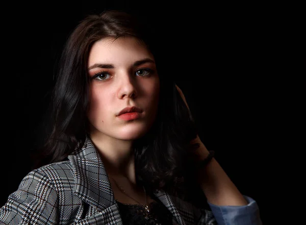 Retrato Uma Jovem Linda Menina Morena Terno Negócios Estúdio Fundo — Fotografia de Stock