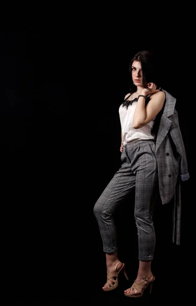 Stüdyoda Siyah Arka Planda Duran Takım Elbiseli Genç Güzel Bir — Stok fotoğraf