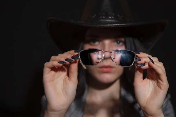 Siyah Arka Planda Stüdyoda Gözlüklü Ceketli Esmer Bir Kızın Portresi — Stok fotoğraf