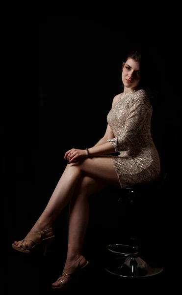Jovem Bela Menina Morena Vestido Brilhante Posando Sentado Cadeira Estúdio — Fotografia de Stock