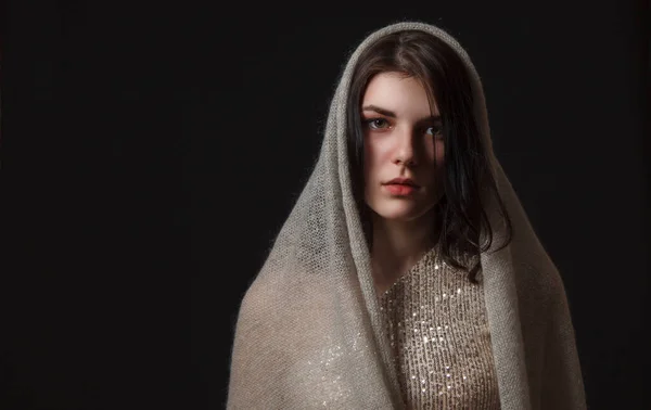 Retrato Triste Jovem Menina Bonita Vestido Brilhante Com Cachecol Estúdio — Fotografia de Stock