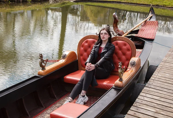 Young Brunette Girl Black Jacket Jeans Sits Boat Lake City — Stock Photo, Image