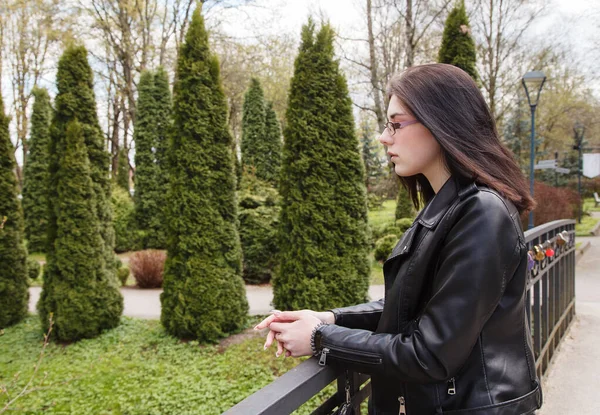 Jovem Linda Menina Morena Casaco Preto Jeans Fica Dique Perto — Fotografia de Stock