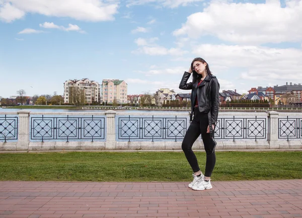 Young Beautiful Brunette Girl Black Jacket Jeans Stands Embankment Lake — Stock Photo, Image