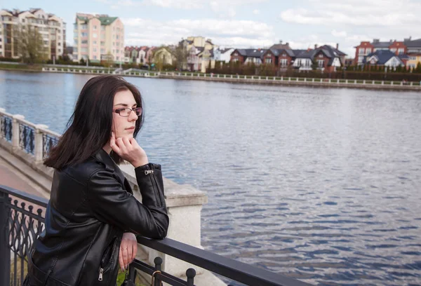 Young Beautiful Brunette Girl Black Jacket Jeans Stands Embankment Lake — Stock Photo, Image