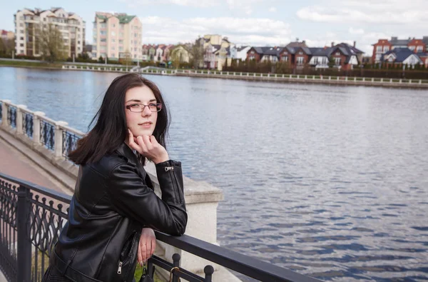 Young Beautiful Brunette Girl Black Jacket Jeans Stands Embankment Lake — Stock Photo, Image