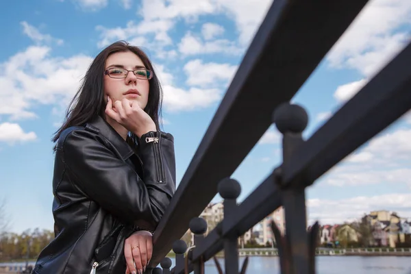 Young Beautiful Brunette Girl Black Jacket Jeans Stands Embankment Lake — Stock Photo, Image