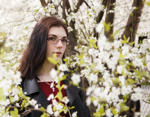 Portrét Mladé Krásné Brunetky Dívka Černé Bundě Burgundský Svetr Stojící — Stock fotografie