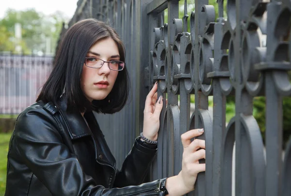 Λυπημένη Νεαρή Κοπέλα Μαύρο Σακάκι Στέκεται Κοντά Μεταλλικό Φράχτη Στο — Φωτογραφία Αρχείου