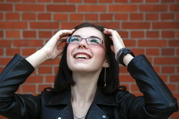 Portret Van Jong Mooi Brunette Lachend Meisje Buurt Van Bakstenen — Stockfoto