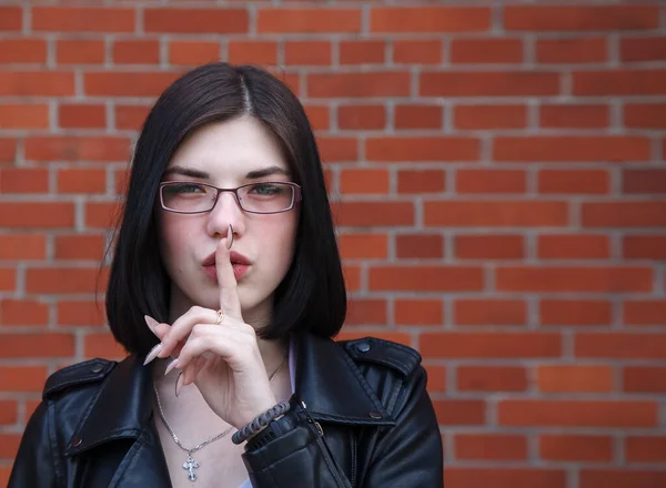 Mladá Krásná Brunetka Dívka Černé Bundě Ukazuje Gesto Tiše Cihlové — Stock fotografie