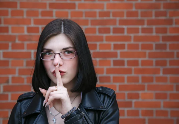 Mladá Krásná Brunetka Dívka Černé Bundě Ukazuje Gesto Tiše Cihlové — Stock fotografie