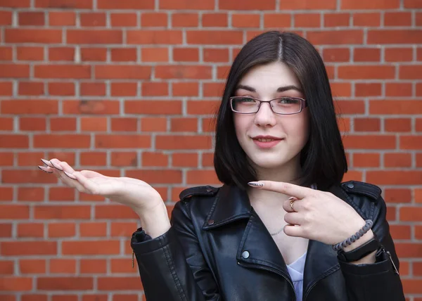 Positief Mooi Brunette Meisje Zwart Jasje Wijst Naar Zijkant Presenteren — Stockfoto