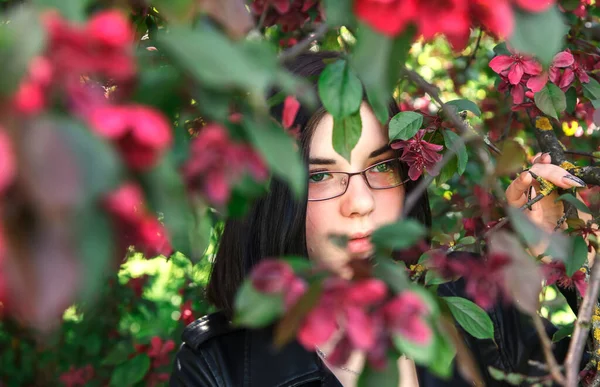 Portret Młodej Pięknej Brunetki Czarnej Kurtce Bordowy Sweter Stojący Pobliżu — Zdjęcie stockowe