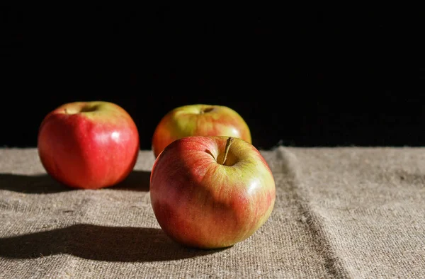 Tres Manzanas Rojas Mesa Primer Plano Sobre Fondo Negro — Foto de Stock