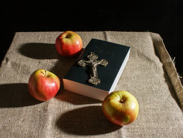 Croix Bronze Bible Sainte Trois Pommes Rouges Sur Table Gros — Photo