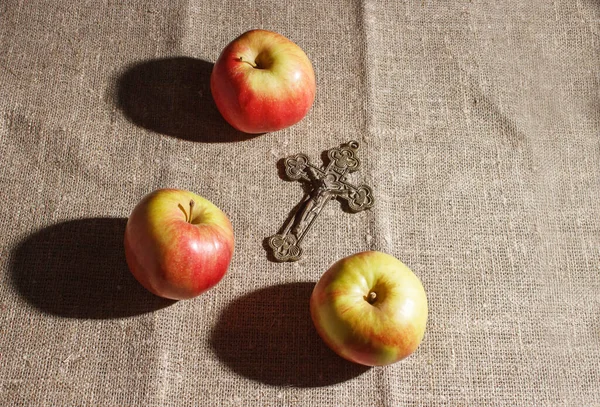 Cruz Bronce Tres Manzanas Rojas Sobre Mesa Primer Plano Sobre — Foto de Stock