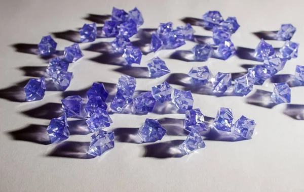 Blaue Glaskristalle Auf Dem Tisch Innenbereich Nahaufnahme — Stockfoto