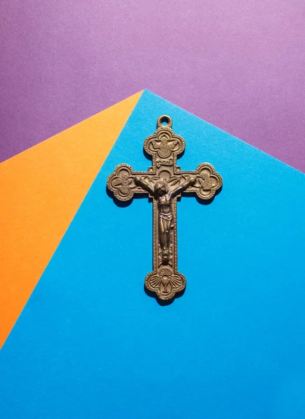Croix Bronze Sur Table Colorée Gros Plan Intérieur — Photo