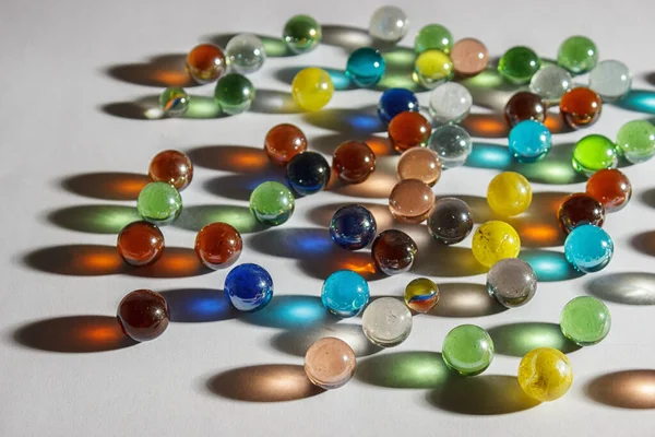 Masanın Üzerinde Çok Renkli Cam Toplar Var Yakın Plan — Stok fotoğraf