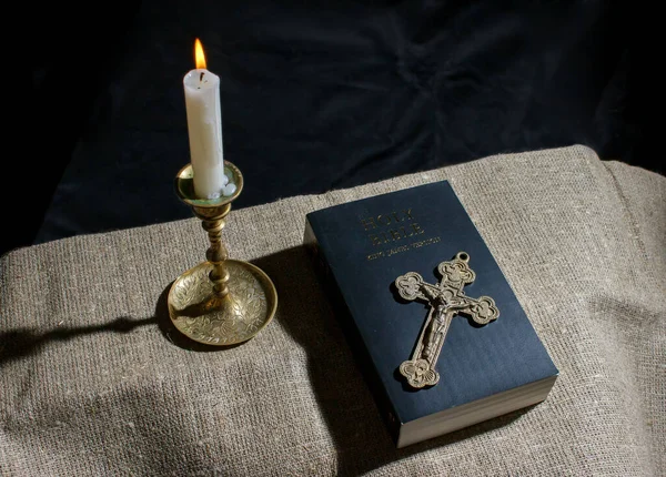 Croix Bronze Bougie Allumée Bible Sur Table — Photo