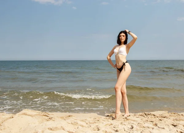 Young Brunette Bikini Woman Stands Sand Sea — Foto Stock