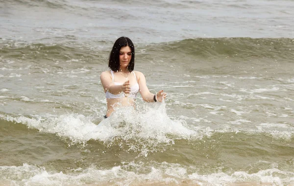 Giovane Donna Bruna Che Nuota Nel Mare Nella Soleggiata Giornata — Foto Stock