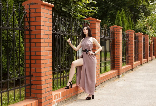 Jeune Belle Femme Brune Robe Beige Debout Sur Trottoir Près — Photo