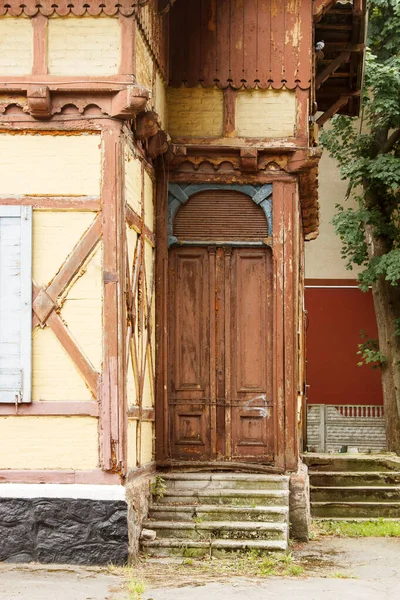 Entrance Door Old Abandoned House City Street Summer Day — Φωτογραφία Αρχείου