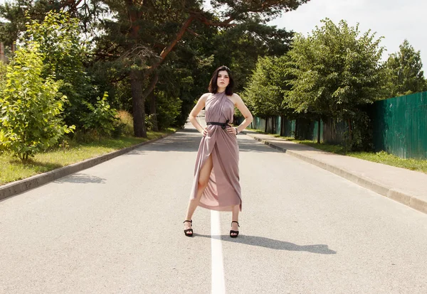 Yazın Yol Kenarında Duran Bej Elbiseli Güzel Esmer Kadın — Stok fotoğraf