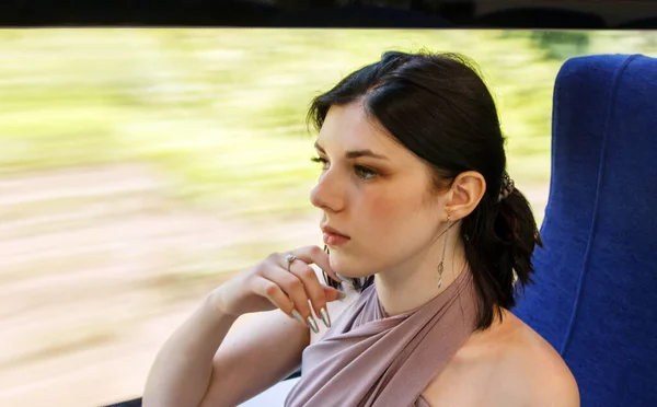 Jeune Femme Brune Assise Près Fenêtre Dans Train Portrait Gros — Photo