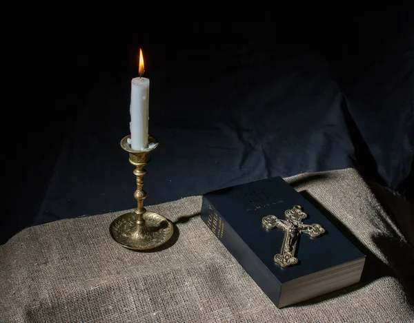 Croix Bronze Bougie Allumée Bible Sur Table — Photo