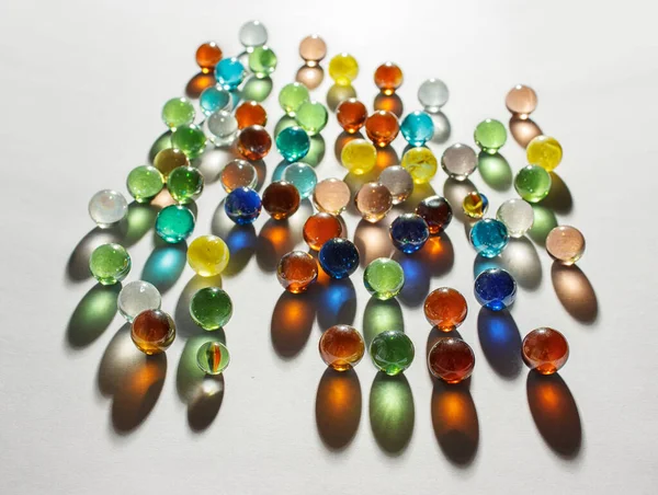Bolas Vidro Multicoloridas Mesa Interior Closeup — Fotografia de Stock