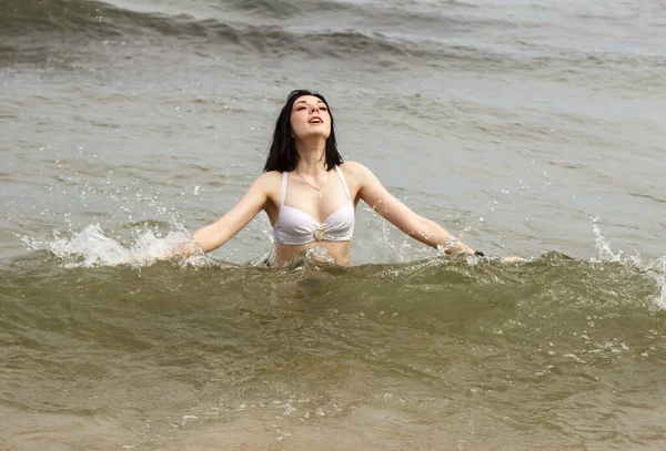 若いブルネットの女性は晴れた夏の日に海で泳いで — ストック写真