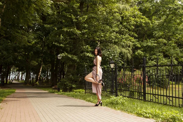 Νεαρή Όμορφη Μελαχρινή Γυναίκα Μπεζ Φόρεμα Στέκεται Στο Πεζοδρόμιο Καλοκαίρι — Φωτογραφία Αρχείου