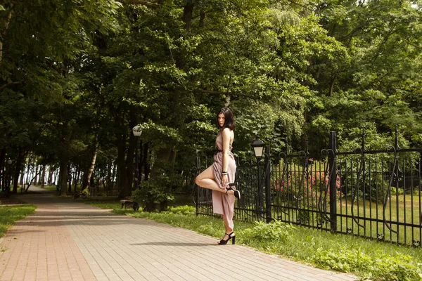 Jovem Bela Mulher Morena Vestido Bege Calçada Verão — Fotografia de Stock