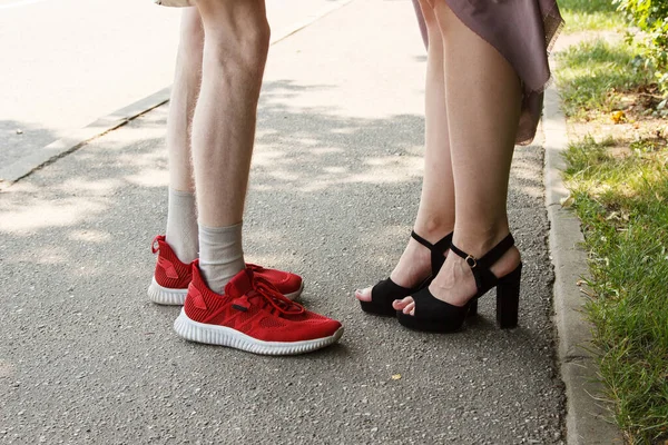 Bir Erkek Bir Kadının Bacakları Birbirine Bakıyor Yaz Günü Kaldırımda — Stok fotoğraf