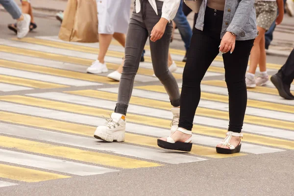 Pedestres Andando Uma Passarela Dia Ensolarado Verão — Fotografia de Stock