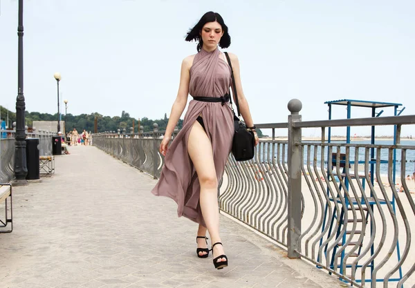 Jovem Bela Mulher Morena Vestido Bege Andando Calçada Verão Imagens Royalty-Free