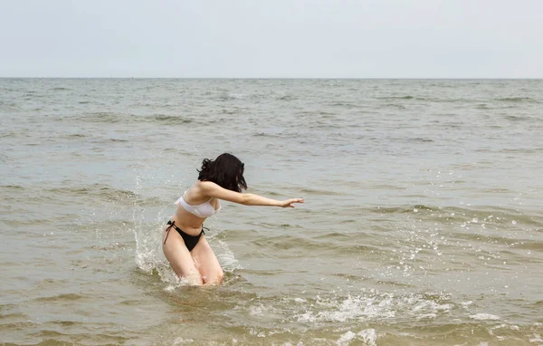 Giovane Donna Bruna Che Nuota Nel Mare Nella Soleggiata Giornata — Foto Stock