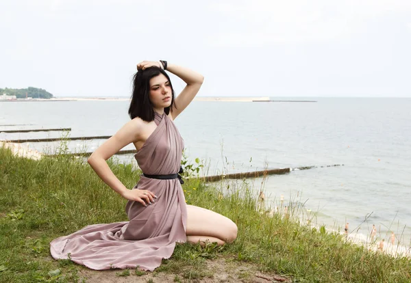 Jong Brunette Vrouw Beige Jurk Zitten Aan Zee Zomerdag — Stockfoto